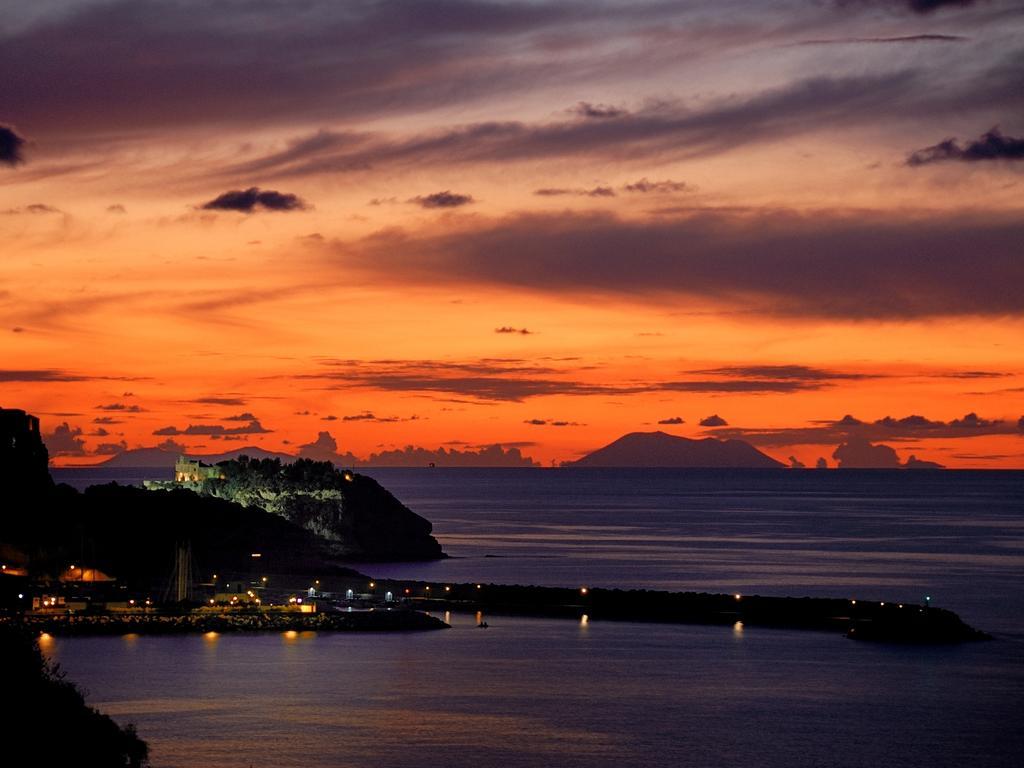 Palazzo Tranfo Al Duomo Accommodation Tropea Exteriör bild